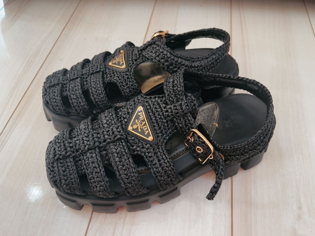 PRADA ブラック ストラップサンダル