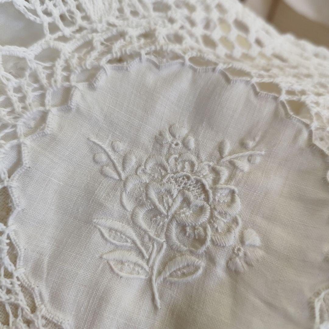 白糸手刺繍　リネンの円形パネル　花刺繍　手編みレース　マルチカバー