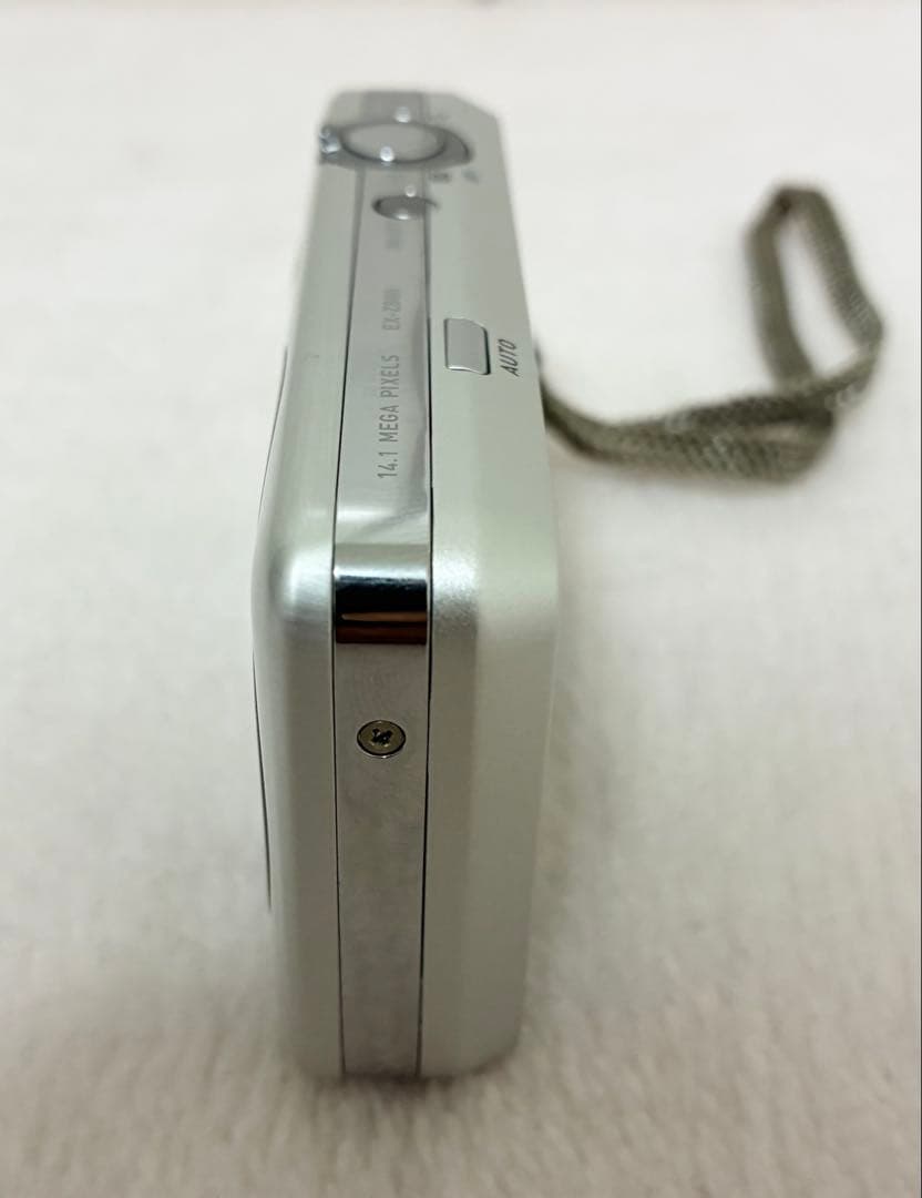 【美品】CASIO EXILIM EX-Z800 シルバー14.1メガピクセル