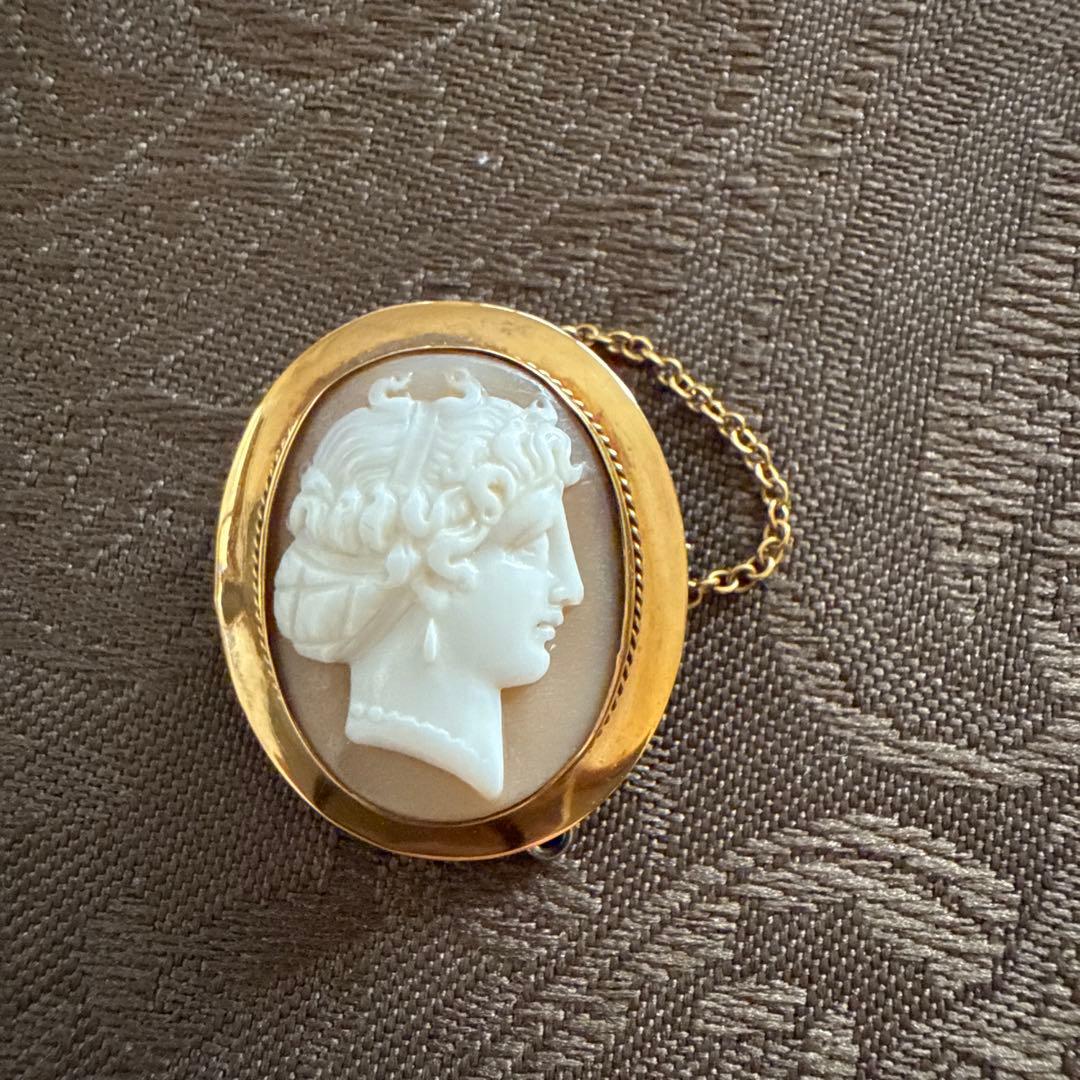 19世紀末アンティークシェルカメオブローチ 9金製、安全チェーン付き、英国