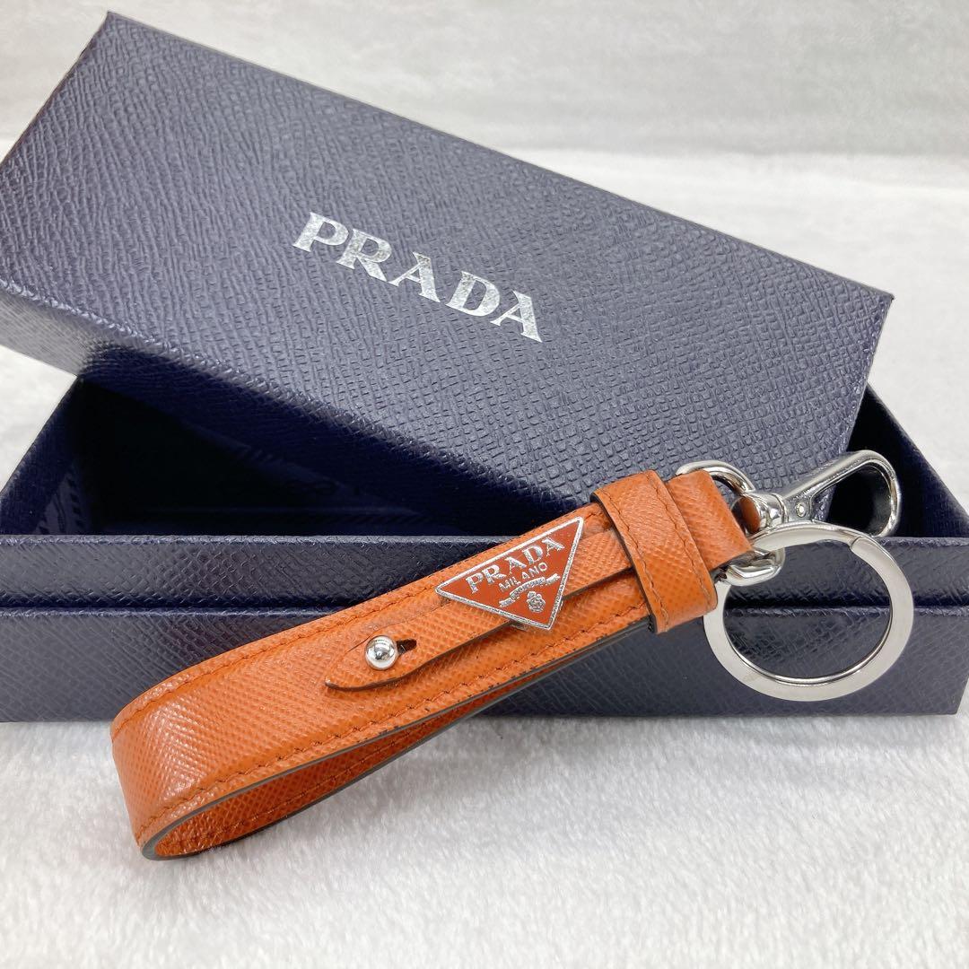 ✨綺麗✨PRADA プラダ　キーホルダー 三角ロゴ サフィアーノレザー　オレンジ