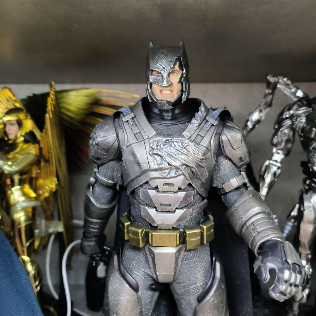 アーマードバットマン 1/6スケール フィギュア　ホットトイズ バトル ダメージ