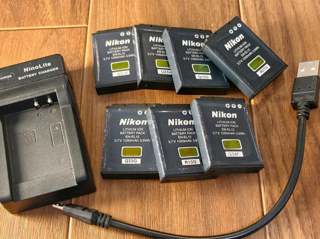 Nikon S800c（美品）＋ P100（26倍ズーム）／動作良好・充電器付き