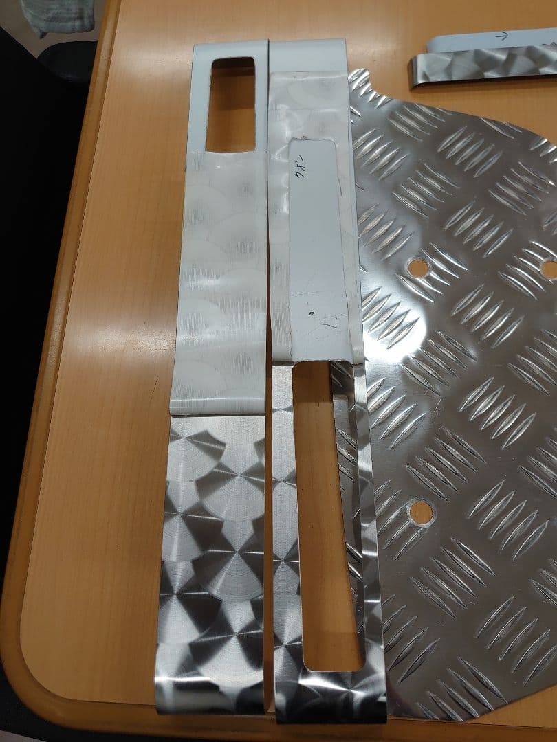 クオン　サイドステップ　アルミ縞板　下段セット　ボルトナット付き