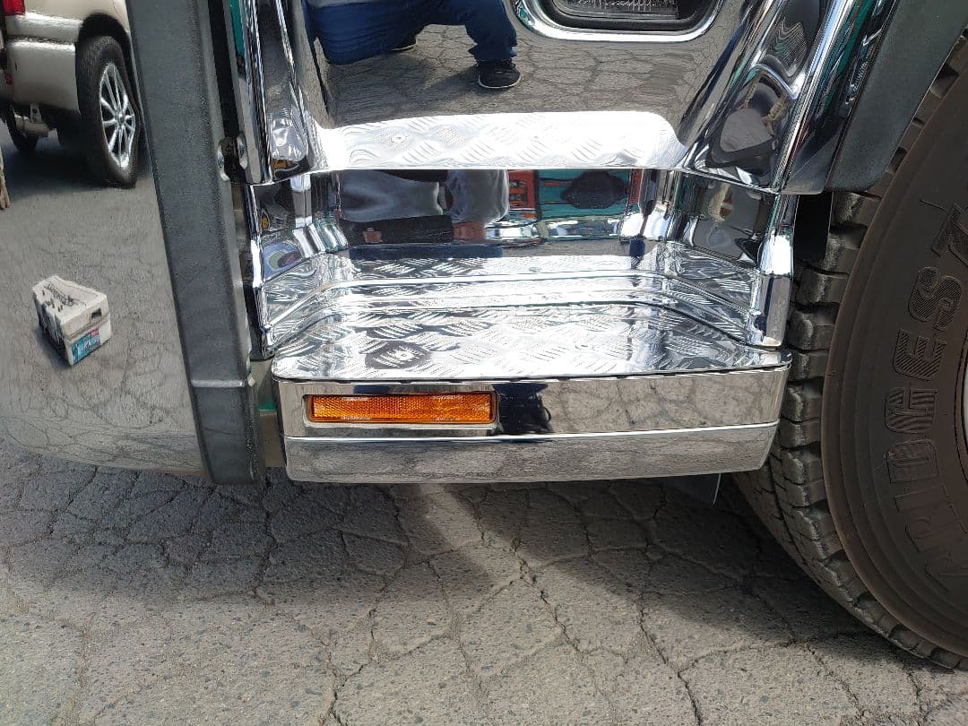 クオン　サイドステップ　アルミ縞板　下段セット　ボルトナット付き