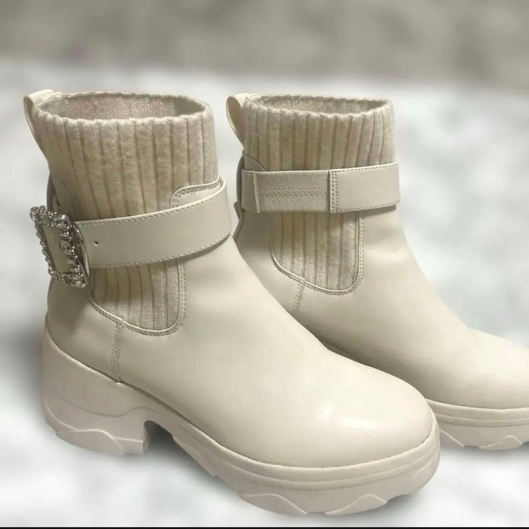 +diana プラスダイアナ　撥水 クリスタルバックル ショートブーツ　23.5