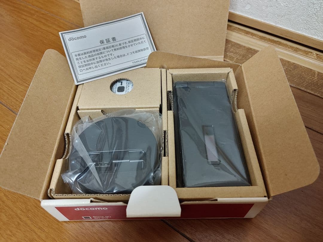 新品未使用　docomo SH-01F 本体 バッテリー付き