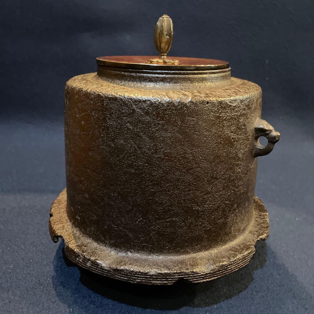 茶道具　釜師【大國 藤兵衛】(造)の※松地に波千鳥紋『筒尾垂釜』共箱　釜