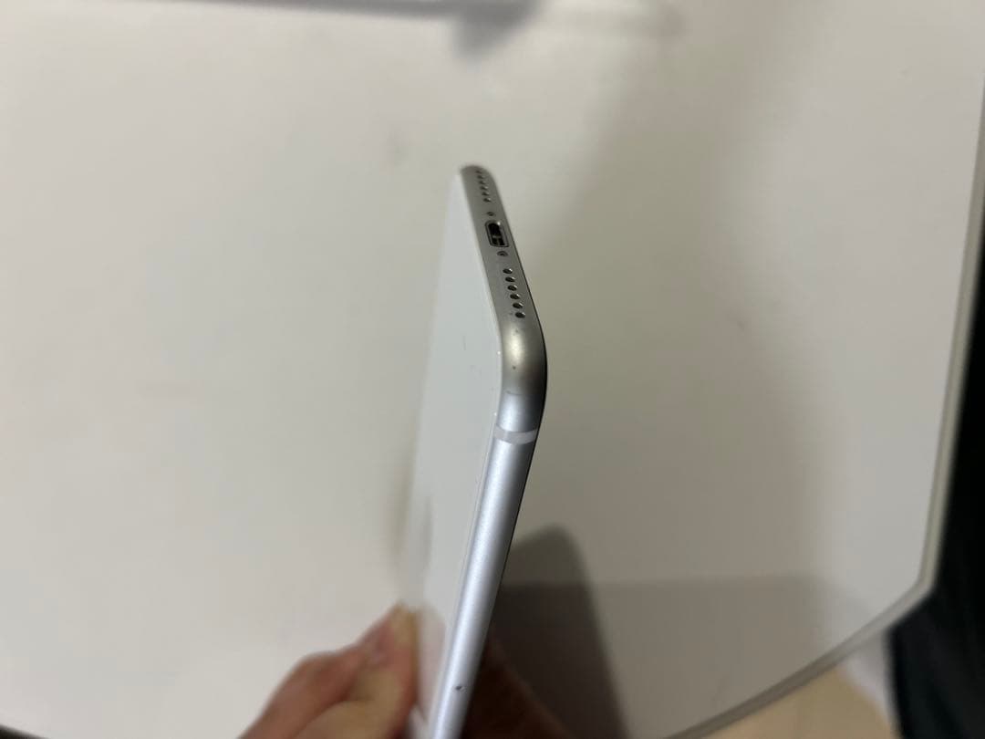 【美品‼️】iPhone SE 第2世代　64GB ホワイト