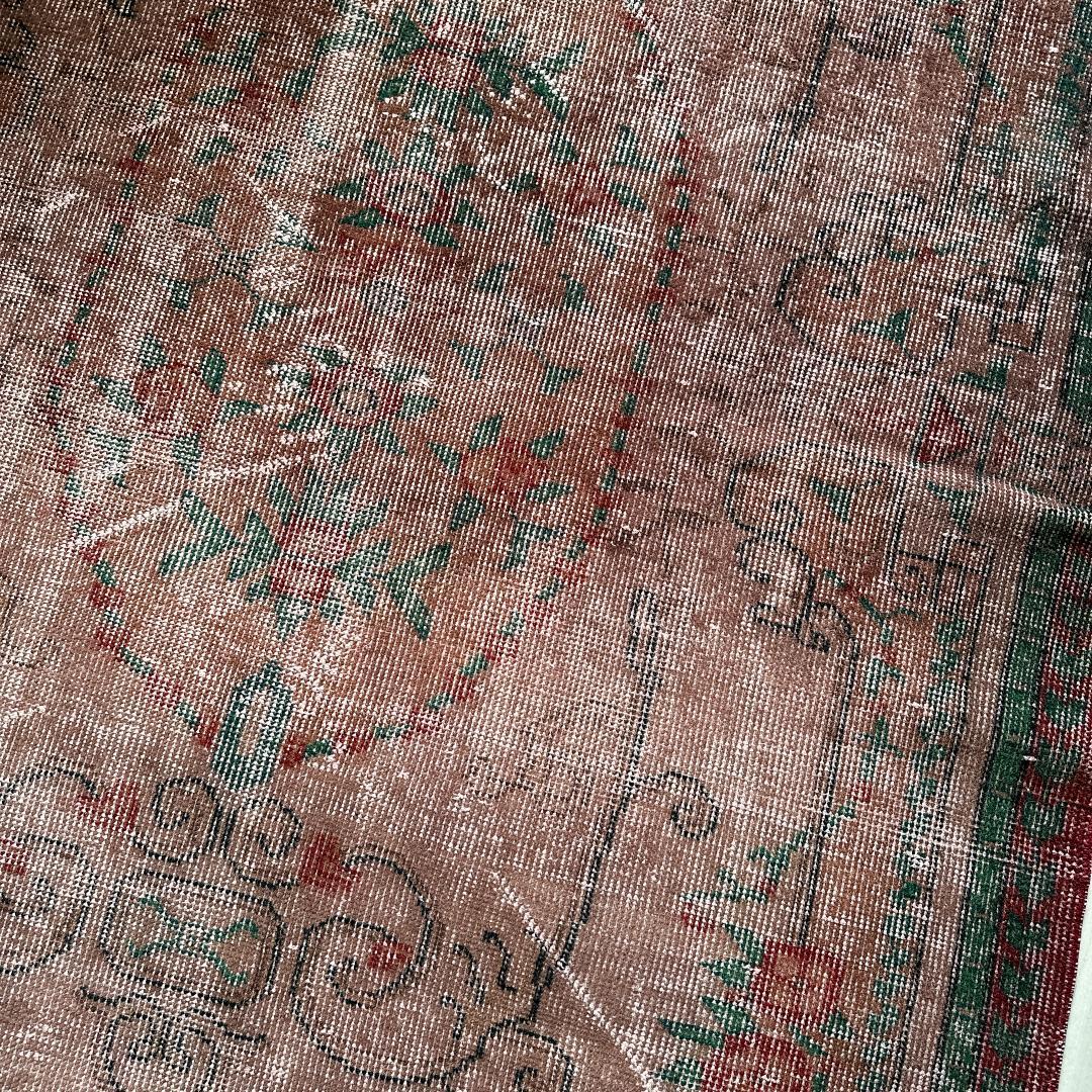 トルコヴィンテージラグA54 レア ブラウン オーバーダイラグ レッド グリーン
