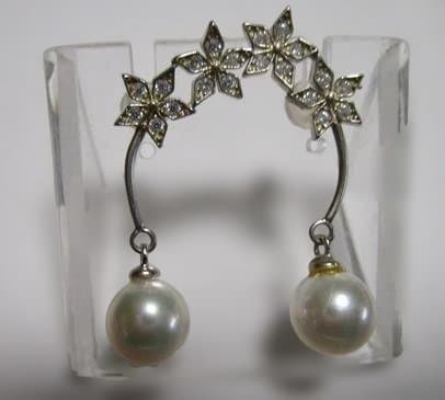 あこや真珠と黄緑色のスワロビーズのピアス他