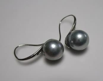 あこや真珠と黄緑色のスワロビーズのピアス他