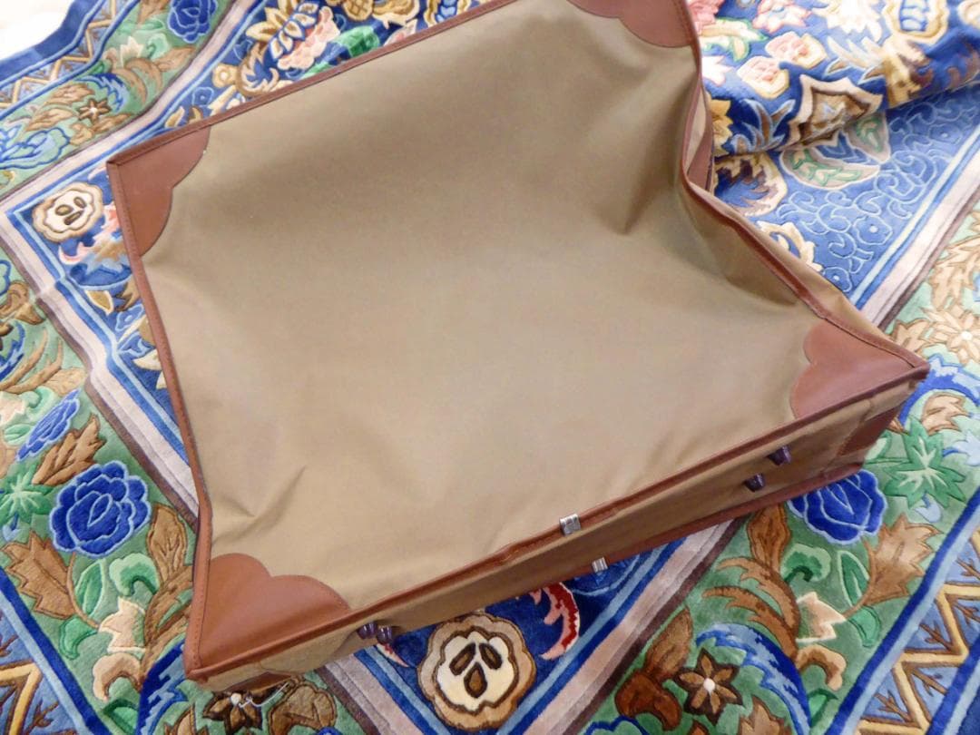 未使用　シルク100％　中国　絨毯　カーペット 137×198㎝