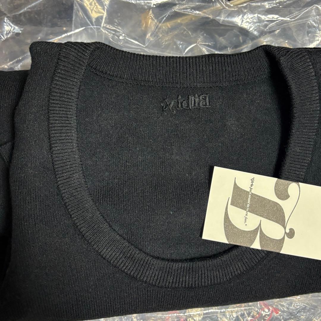 B. ブラック Tops