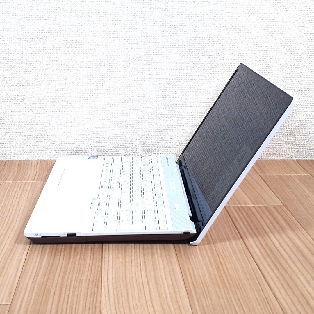 ノートパソコン　ホワイト　FUJITSU　Windows11　ストレージ１T