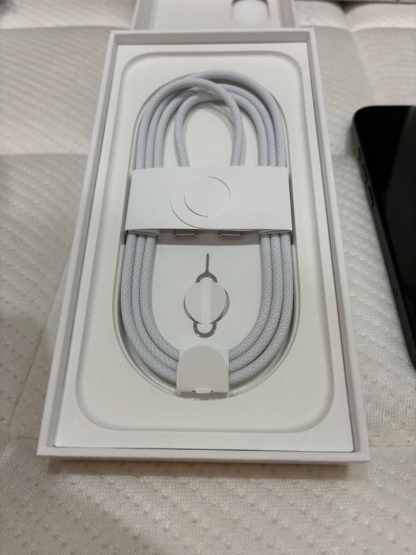 Apple iPhone 16ブラック 本体 128GB 黒　美品