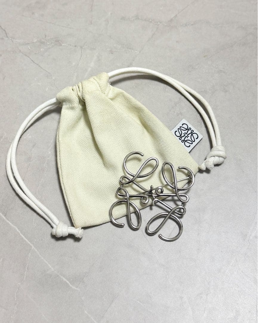 LOEWE(ロエベ) アナグラム ブローチ