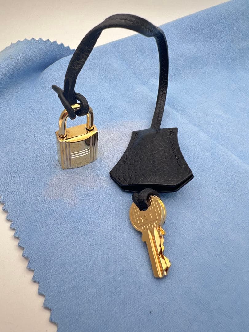 HERMES 黒 レザー パドロックとキーセット