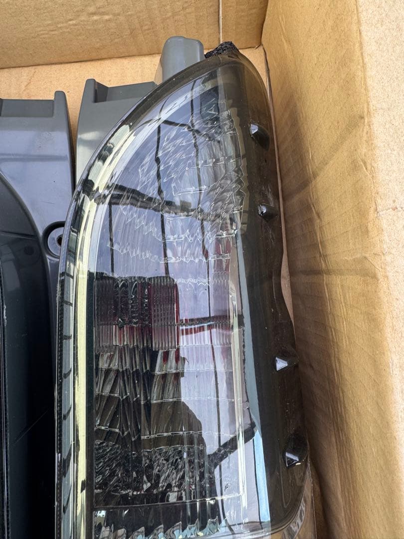 年末限定価格200系ハイエースV 前期後期対応 社外テールランプ左右セット送料込