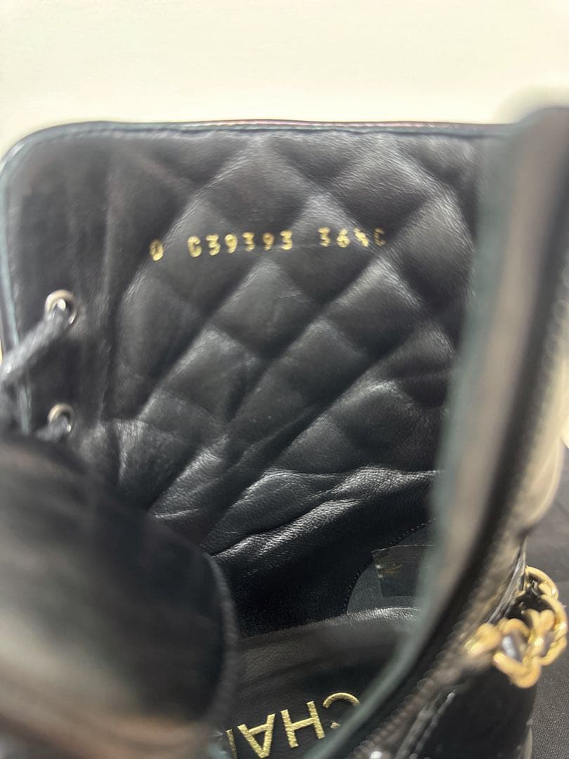 CHANEL ブラック キルティングブーツ