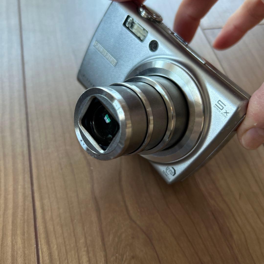 Fujifilm FinePix F100 コンパクトデジタルカメラ