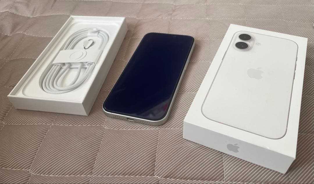 iPhone 16 128GB ホワイト　いろいろおまけ付❣️
