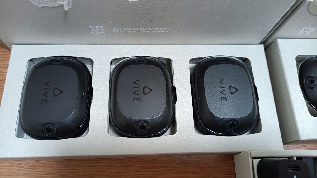 vive Ultimamte Tracker 3＋1 (合計4個とドングル1つ)