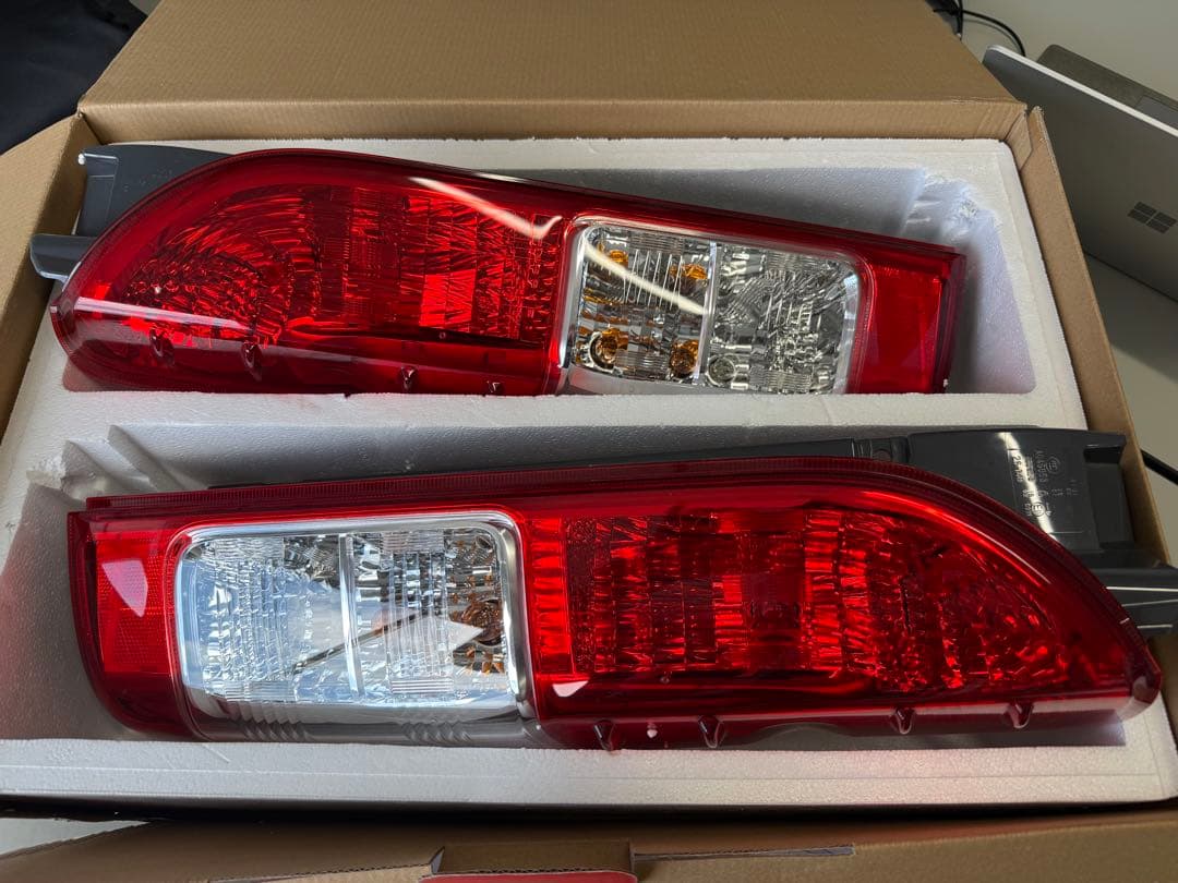 ハイエース2024年式、純正レッドテールランプ 左右セット