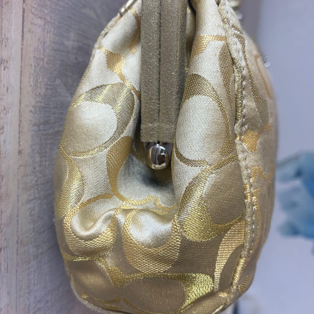 コーチ　ゴールド ロゴ入り がま口ハンドバッグ　和装にもおすすめ