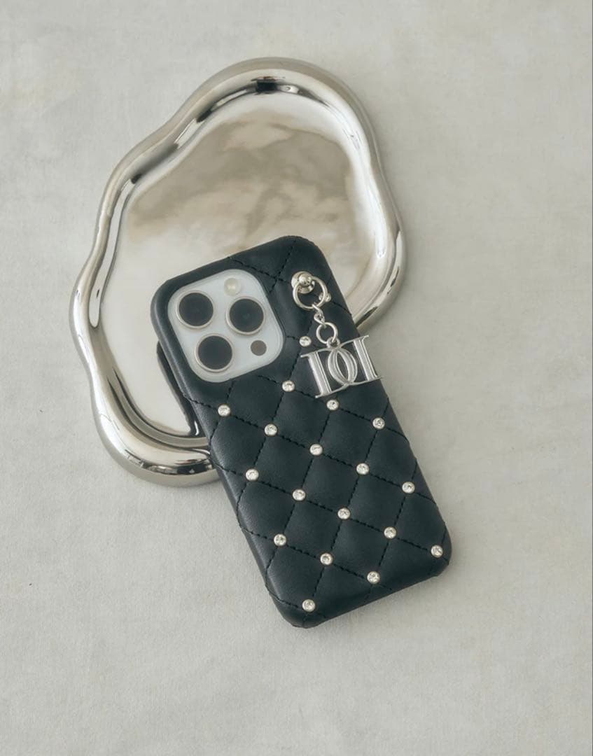 ダーリッチ キルティングビジューDDチャーム iPhone16 スマホケース