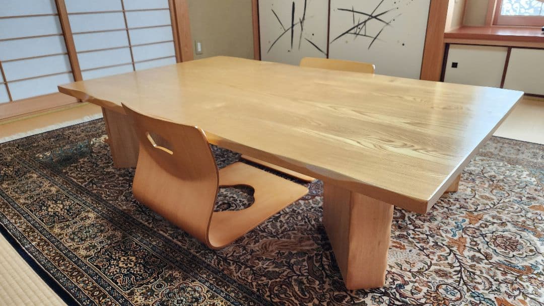 ナチュラルウッドの長方形テーブルと椅子2脚