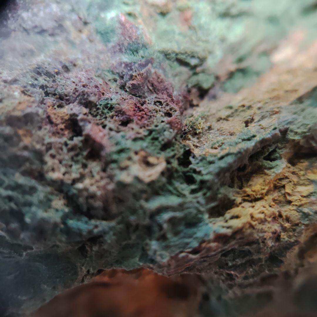 多彩な色の自然石（津軽錦石）原石、管理Ｎｏ．71238台除く