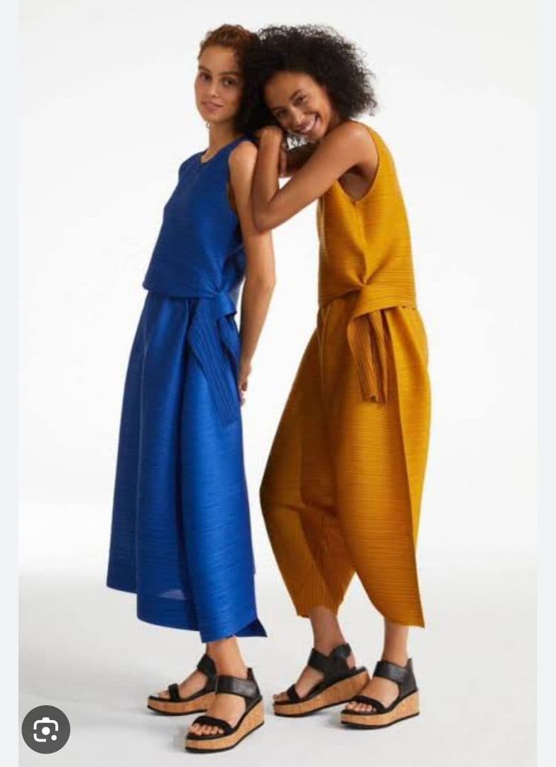 プリーツプリーズ イッセイミヤケ 靴　レディース　サンダル　黒