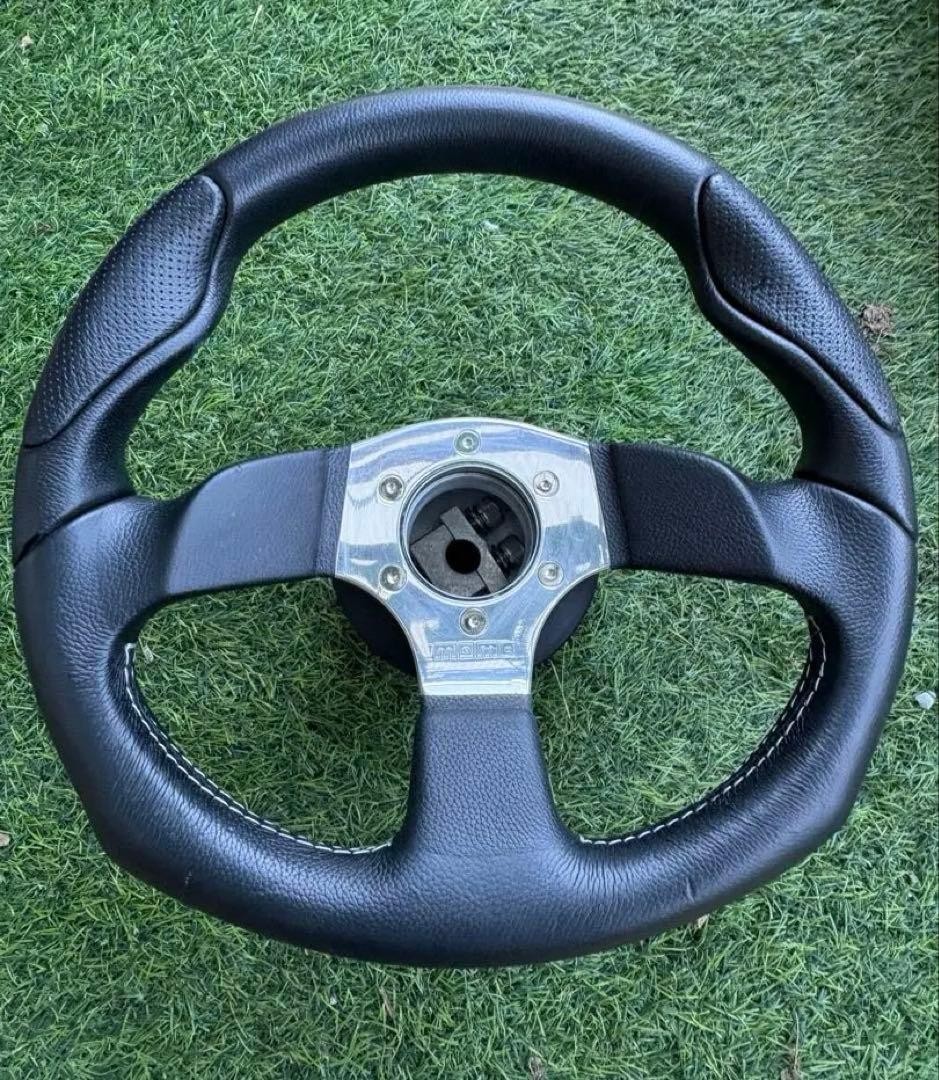 momoレザーステアリング