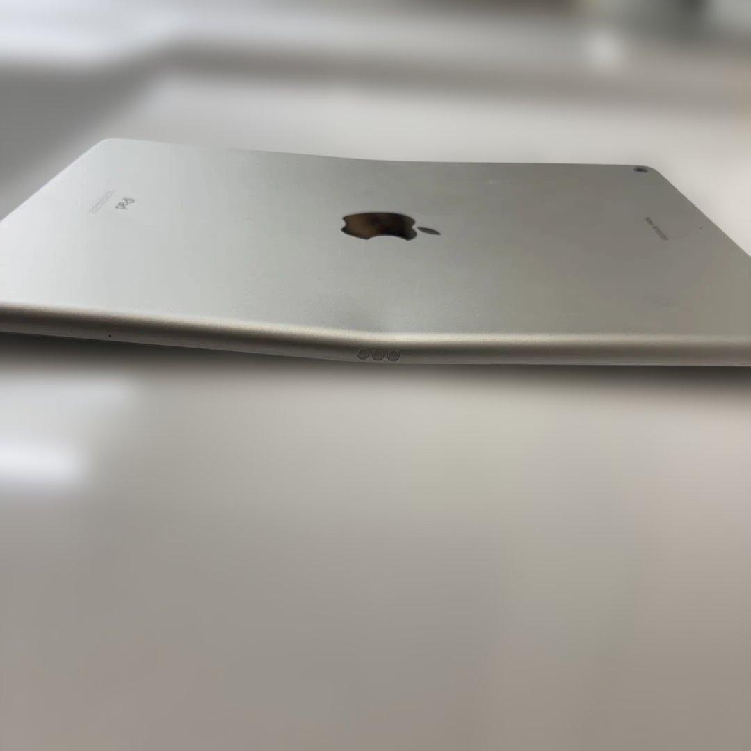 匿名発送　iPad本体 ひび割れありiPad（第8世代　変形　ジャンク品