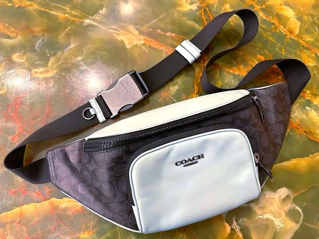 美品⚜️定価8.8万円 限定色 COACH コーチ ライトブルー ボディ バッグ