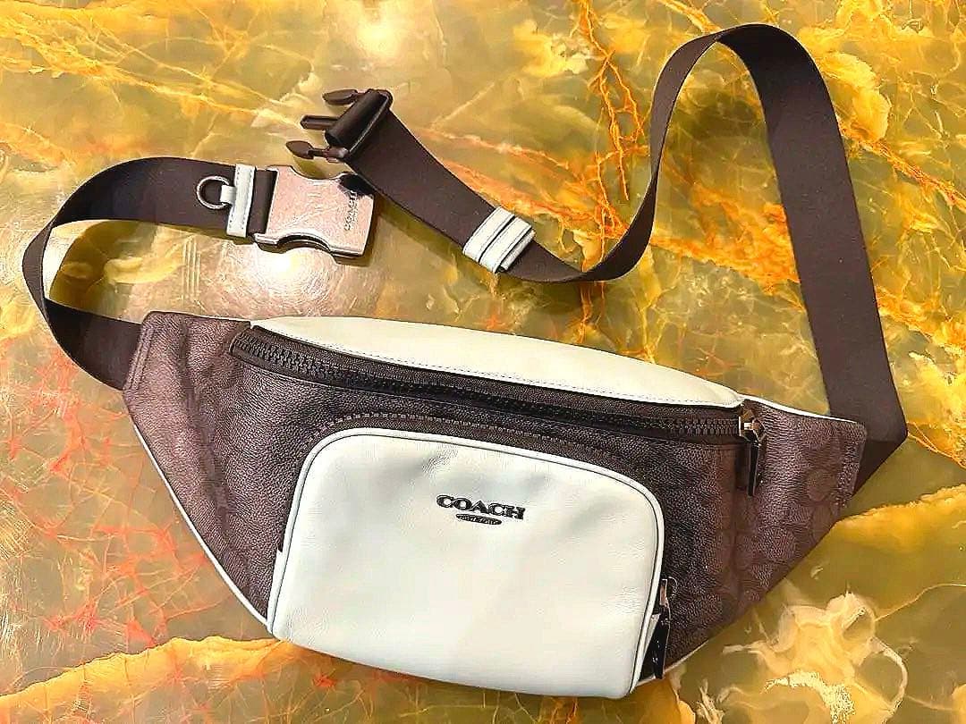 美品⚜️定価8.8万円 限定色 COACH コーチ ライトブルー ボディ バッグ