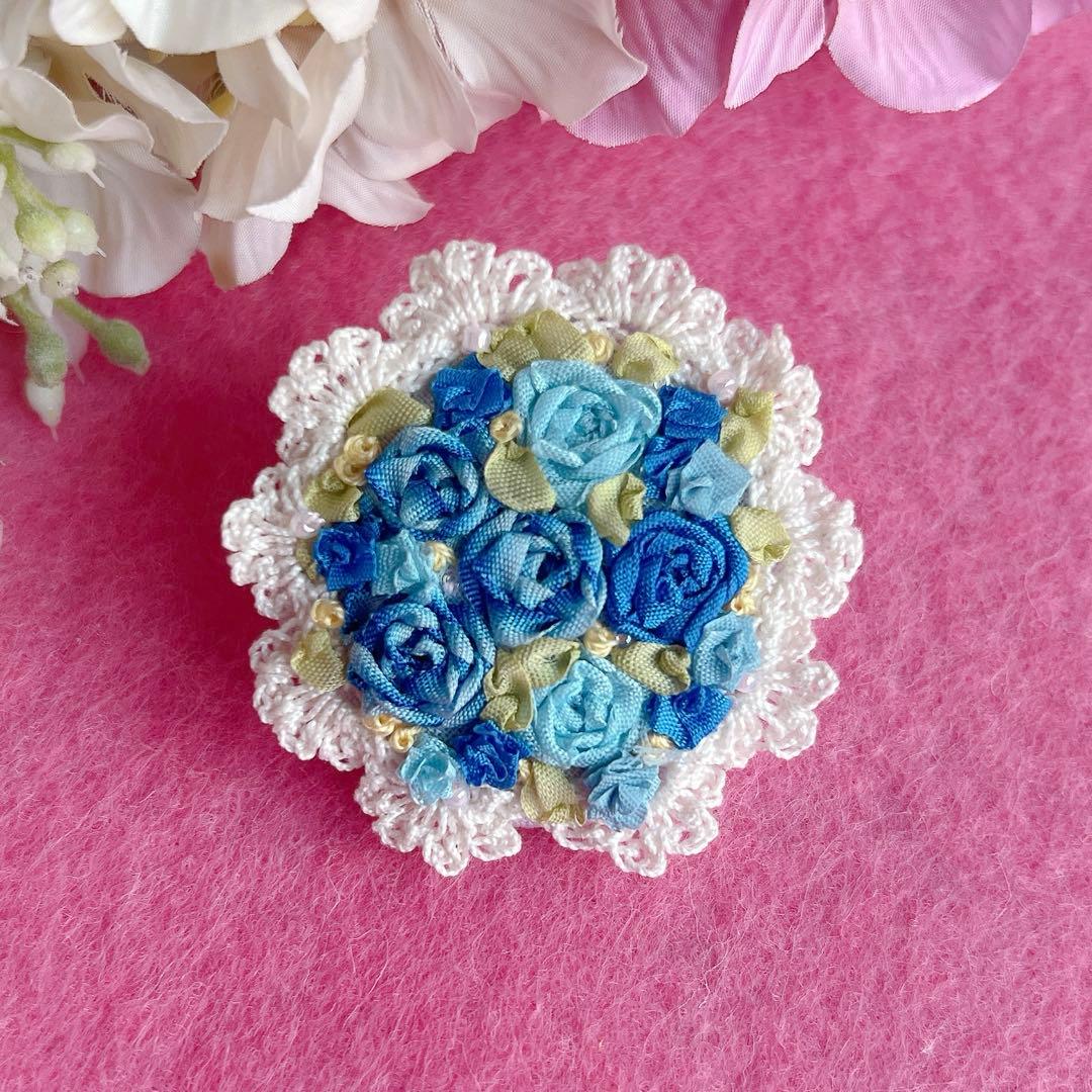 【感謝♡sale】リボン刺繍ブローチ　ハンドメイド　くるみボタン　2個