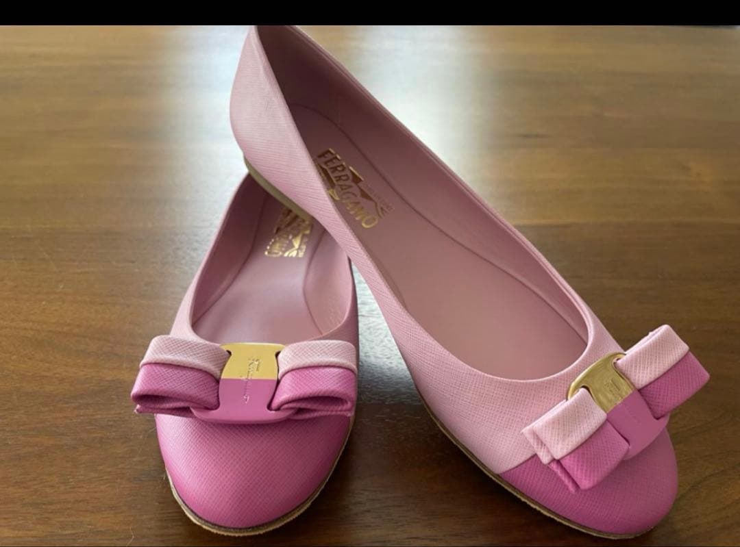 フェラガモ　パンプス　ピンク