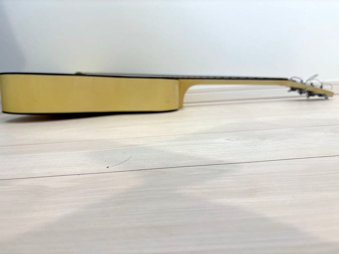 名品ミヤスコウギョウ　Miyasu kougyoアコースティックギター　アコギ白