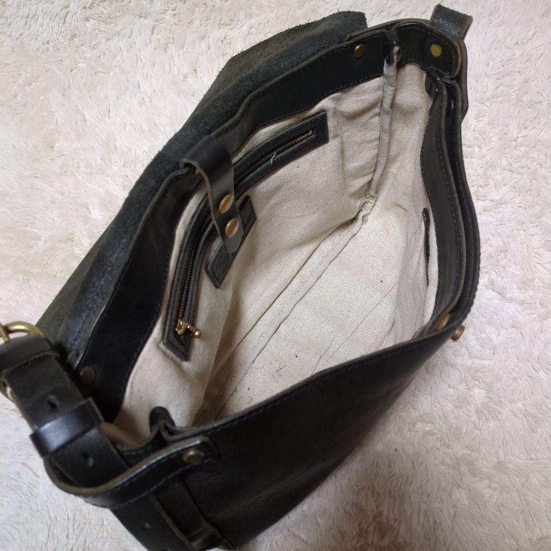 美品！SLOW　レザーショルダーバッグ　メッセンジャーバッグ　ブラック