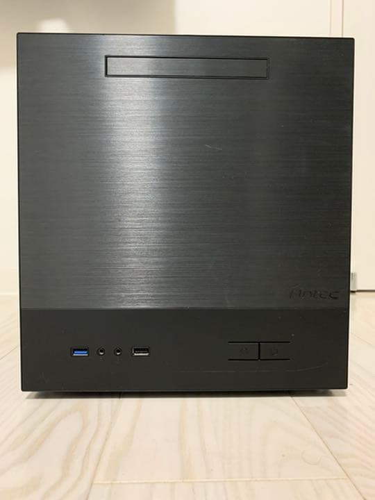 キューブ型デスクトップパソコン
