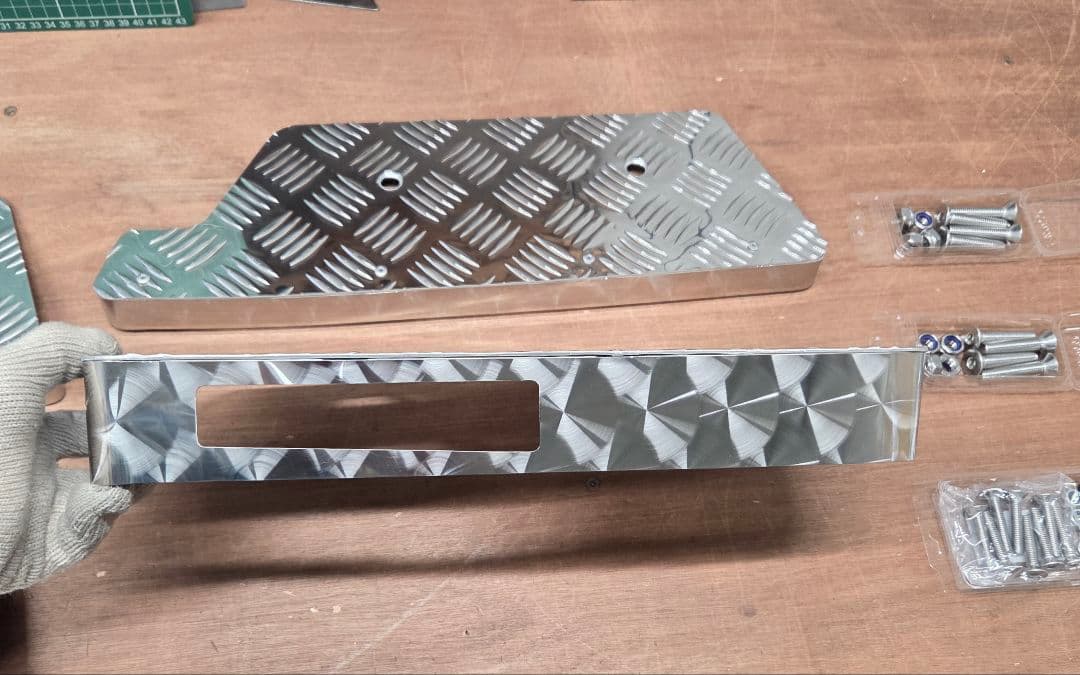 コ*ア様 17スーパーグレート　サイドステップアルミ縞板×鱗ステンボルトナット付