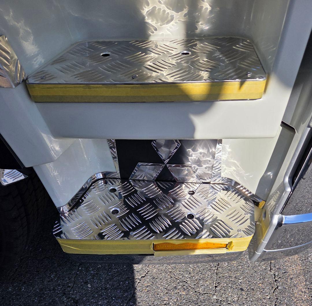 コ*ア様 17スーパーグレート　サイドステップアルミ縞板×鱗ステンボルトナット付