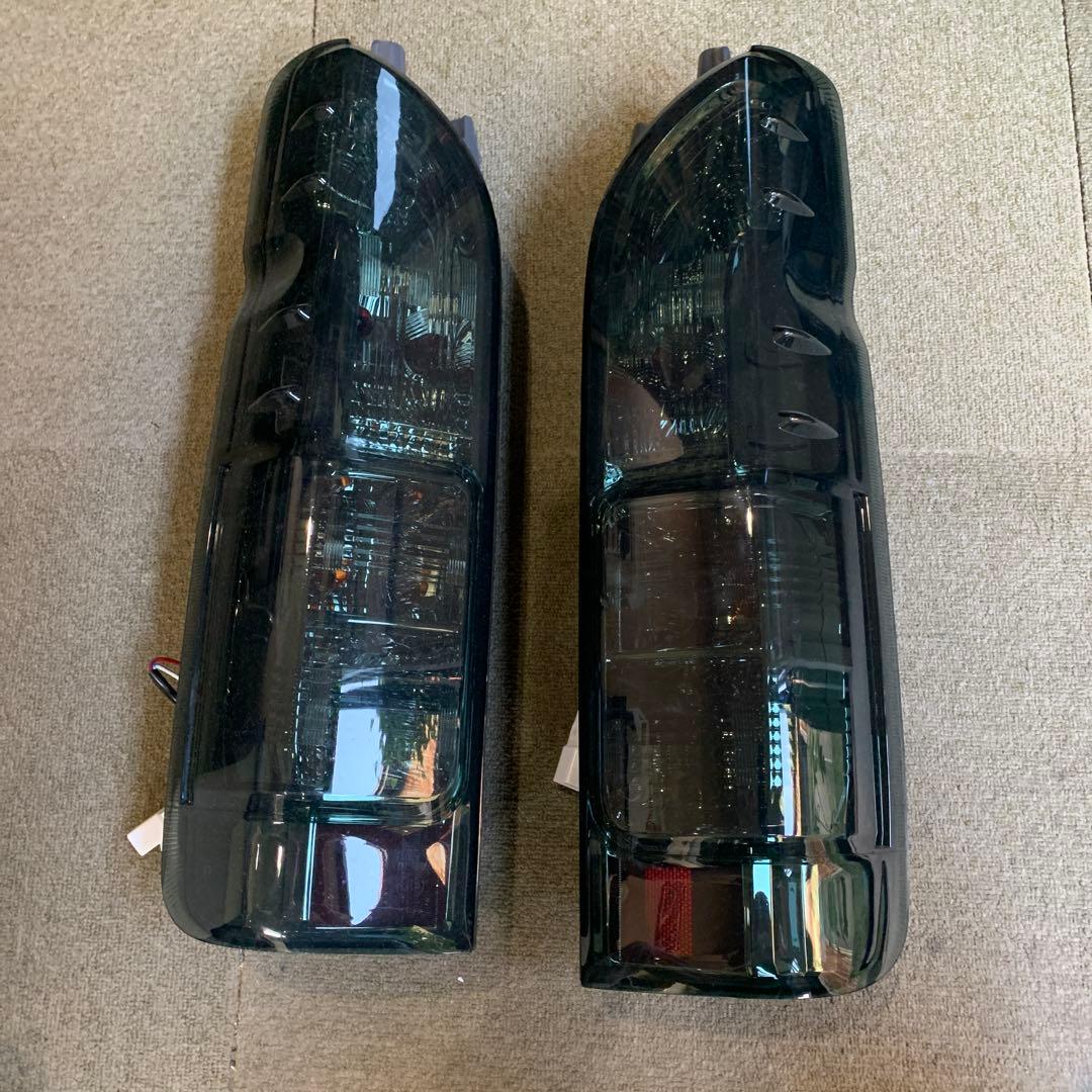 ハイエース　スモークテールランプ2個セット
