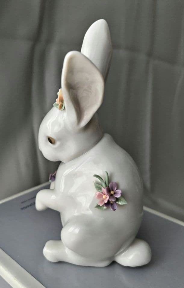 ❷リヤドロ 花飾りの白うさぎ 後ろ脚立ち 置物 インテリア ヴィンテージ