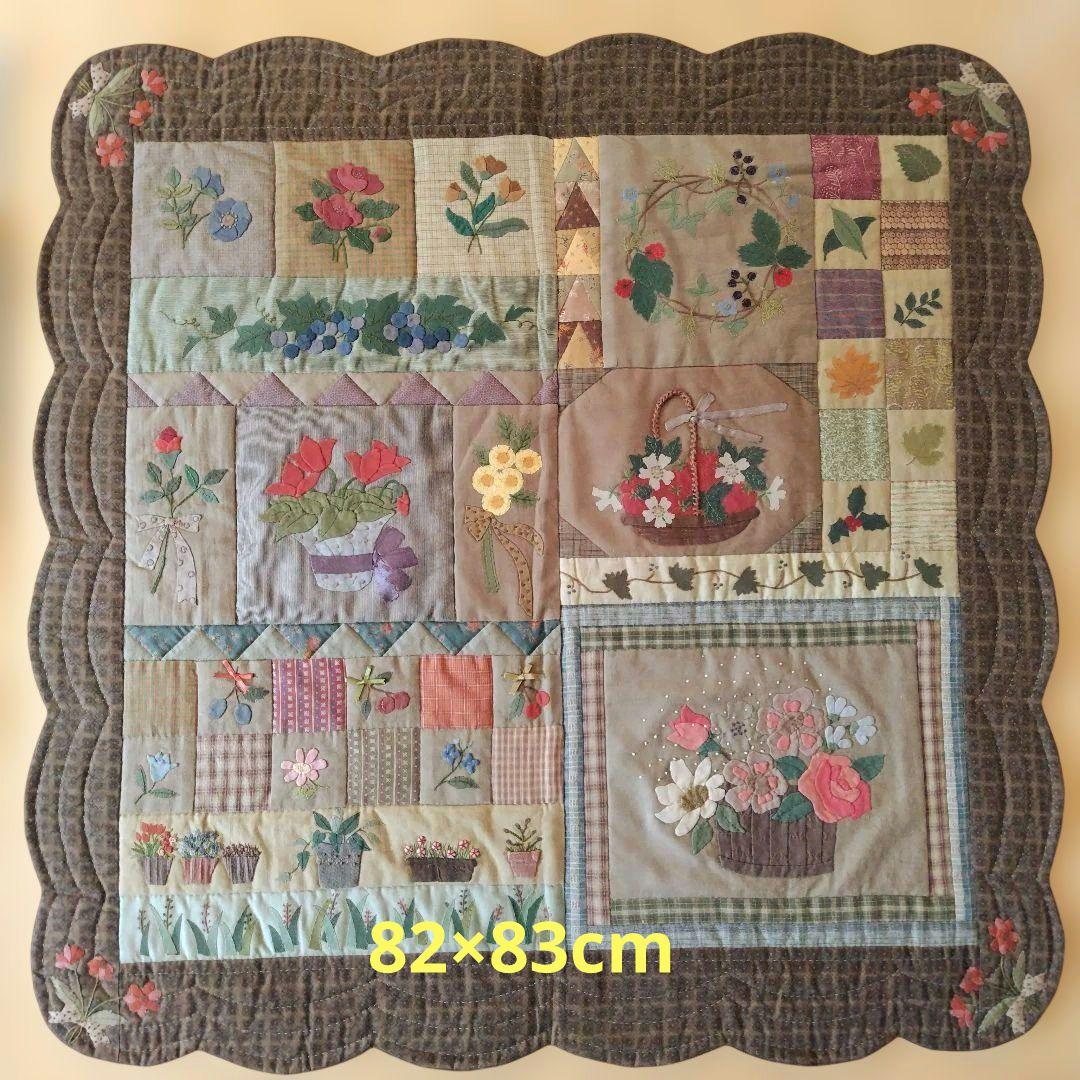 福ちゃん【花のタペストリー】　ハンドメイドアップリケ、刺繍 、パッチワーク
