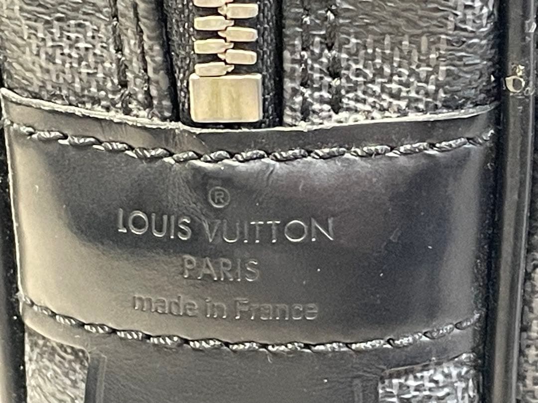 LOUIS VUITTONダミエ グラフィット ポルトドキュマン ヴォワヤージュ