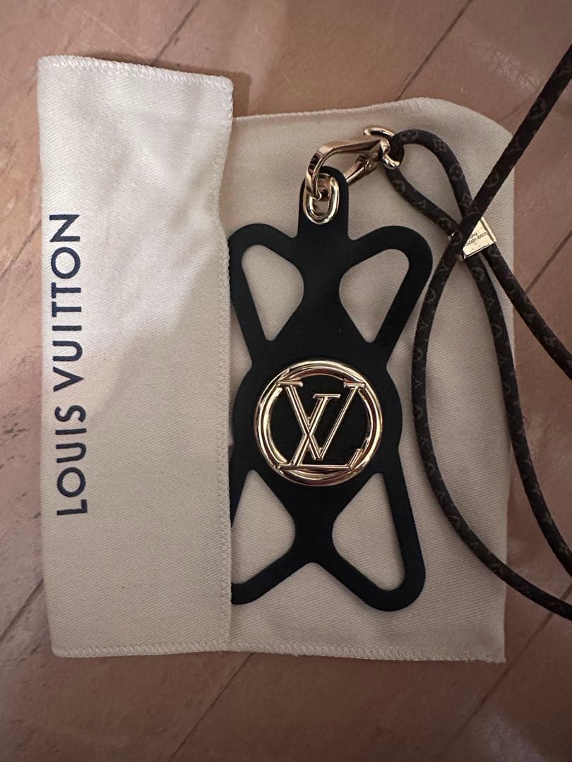 LOUIS VUITTON ストラップ付きアクセサリーBOX付き