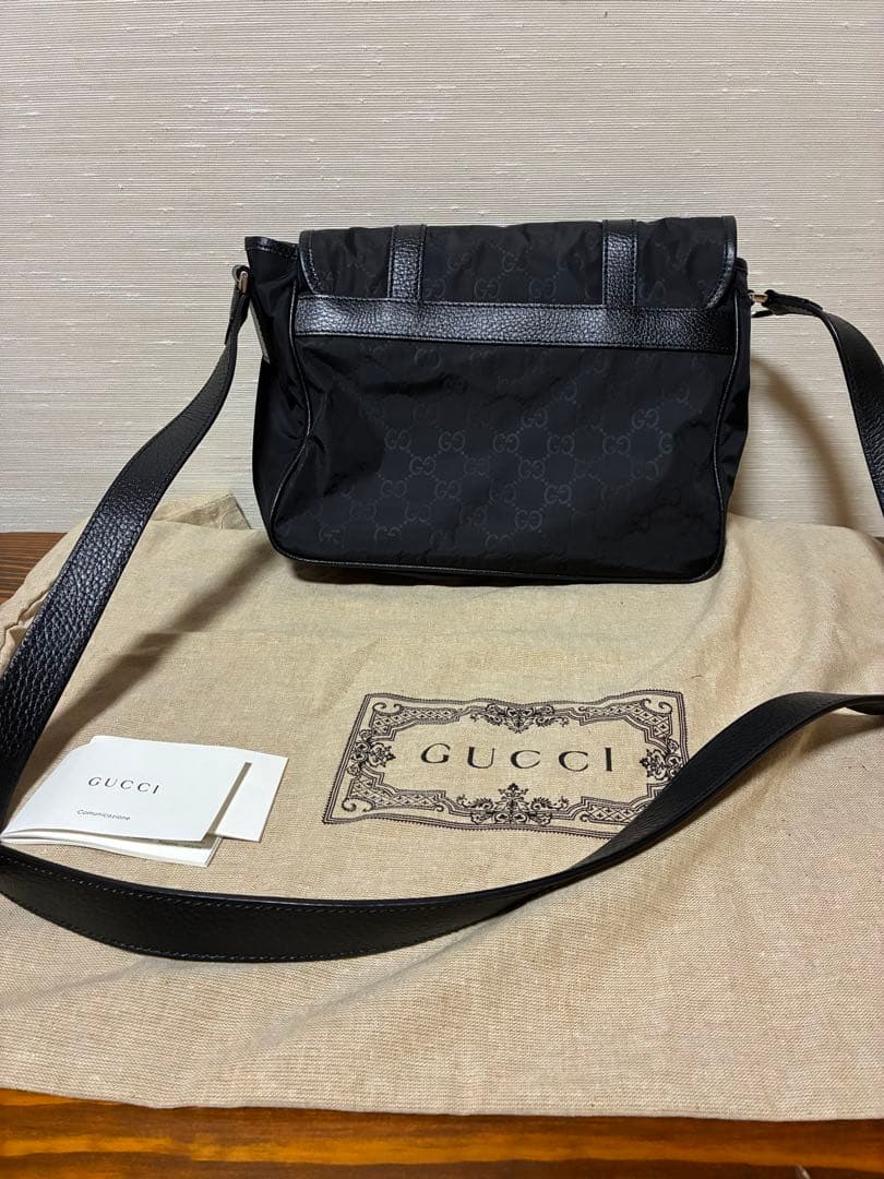 ぽむみ 美品　GUCCI ナイロンメッセンジャーバッグ　ブラック
